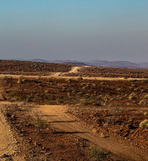 Long gravel landscape on the Otjiwarongo to Etosha route
